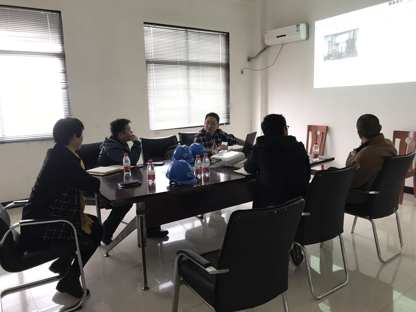 神華集團低碳所博士一行到焦作萬(wàn)方項目部考察參觀(guān)